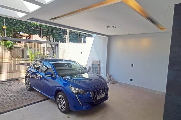 Casa à venda com piscina no Recanto dos Magnatas em Maringá