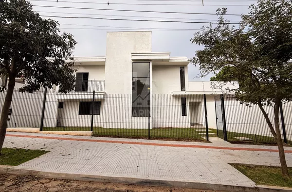 Sobrado de alto padrão de 4 quartos no Jardim Iguaçu em Maringá