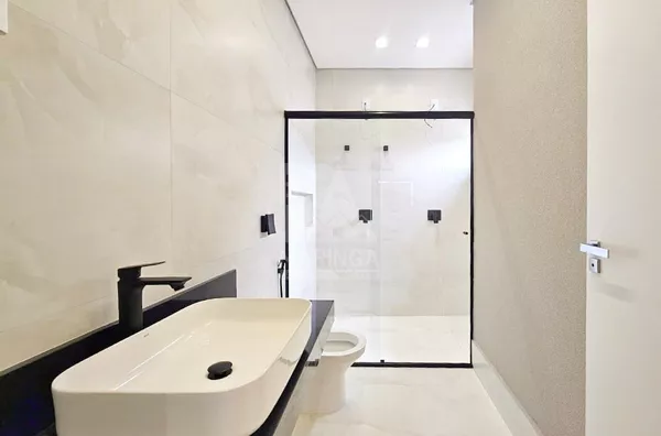 Banheiro da casa com 3 suítes e piscina no Jd. Munique