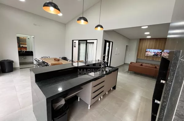 Casa a venda em Porto Rico com piscina, 3 suítes, nova e mobiliada