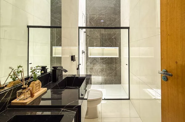 Banheiro suíte da casa com 3 quartos (1 suíte) no Jardim Alvorada em Maringá