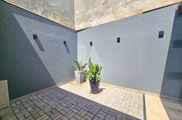 Espaço no fundo da casa semi mobiliada 3 quartos (1 suíte) Jd. Dias II