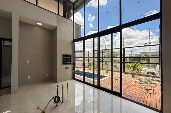Casa com 3 suíte e piscina no Jd. Munique em Maringá