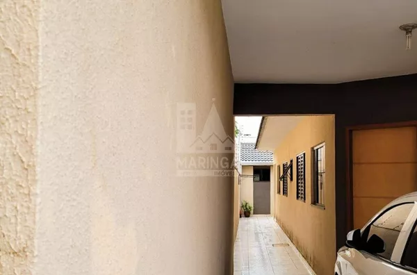 Garagem e corredor lateral casa 3 quartos no Jd. Nova Independência em Sarandi