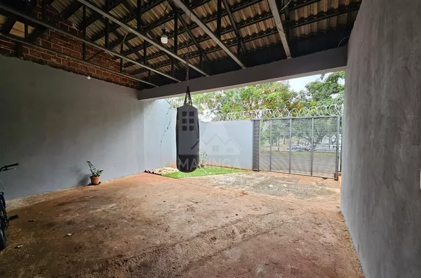 Casa com AMPLO QUINTAL a venda, 4 quartos sendo 1 suíte, Jardim Ipanema, Maringá PR
