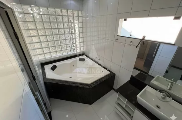 Casa à Venda, 3 Quartos sendo 1 suíte, hidromassagem e Piscina - Jardim Batel, Maringá-PR