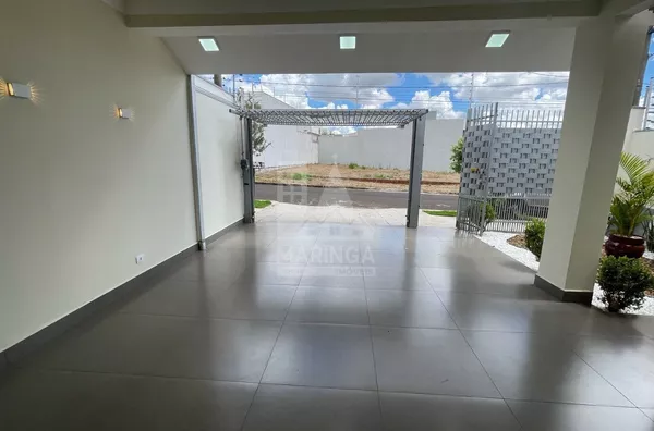 Casa para venda Maringá, 3 quartos, 1 suíte, corredor lateral, área gourmet com churrasqueira, 2 vagas, Jardim Oriental
