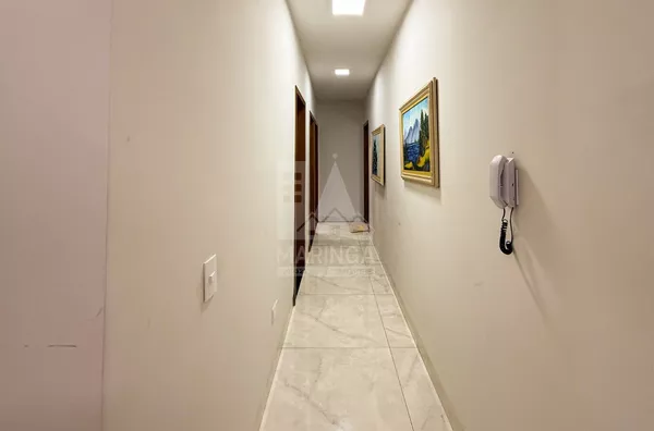 corredor íntimo da casa moderna em Maringá com 3 quartos (1 suíte), terreno inteiro no Jardim Munique 