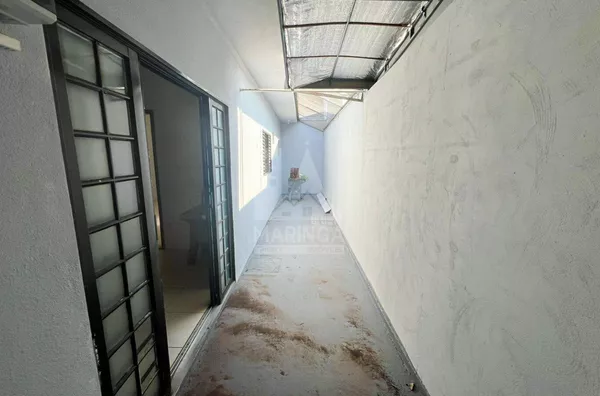 Corredor externo da casa de 2 suítes com energia solar no Pq Alvamar em Sarandi