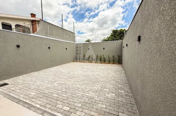 Espaço no fundo da casa com 3 quartos (1 suíte) no Jardim Alvorada em Maringá