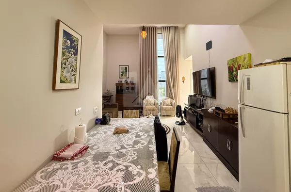 sala e cozinha conjugada da casa moderna em Maringá com 3 quartos (1 suíte), terreno inteiro no Jardim Munique