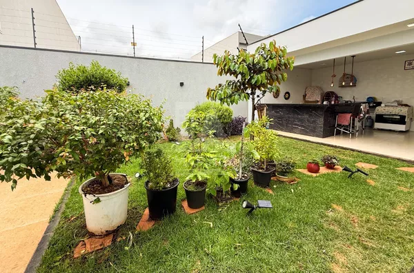 jardim da casa moderna em Maringá com 3 quartos (1 suíte), terreno inteiro no Jardim Munique