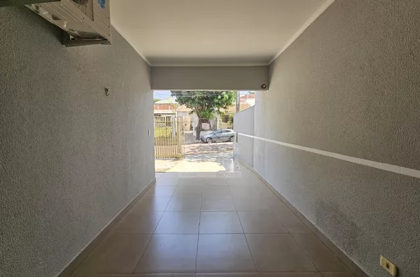 Casa venda Maringá 3 quartos, mobiliada, Gourmet com churrasqueira, aceita financiamento, Jd. Madrid