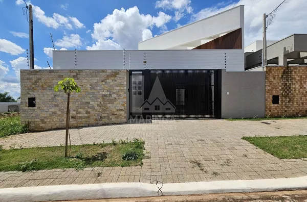 Casa para venda com 3 suítes e piscina no Jardim Munique, Maringá PR