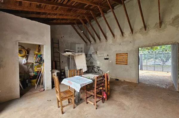 Casa com AMPLO QUINTAL a venda, 4 quartos sendo 1 suíte, Jardim Ipanema, Maringá PR