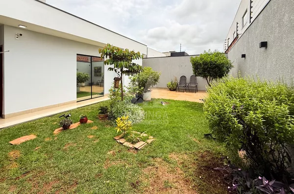 quintal da casa moderna em Maringá com 3 quartos (1 suíte), terreno inteiro no Jardim Munique