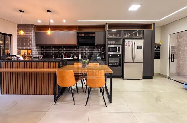 Cozinha da casa semi mobiliada com 3 quartos na região do Cidade Alta em Maringá