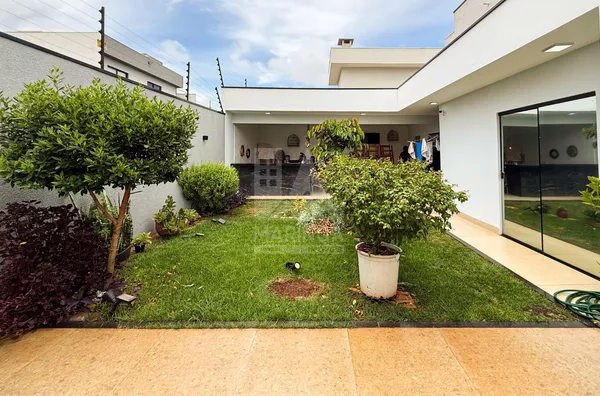externa da casa moderna em Maringá com 3 quartos (1 suíte), terreno inteiro no Jardim Munique