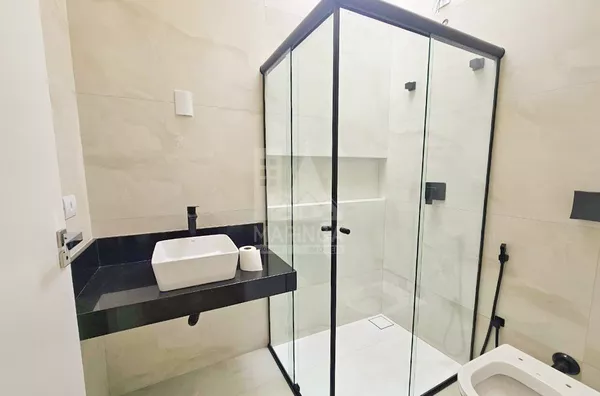 Banheiro suíte da casa com 3 suítes e piscina no Jd. Munique