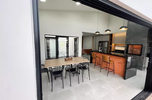 Casa a venda em Porto Rico com piscina, 3 suítes, nova e mobiliada