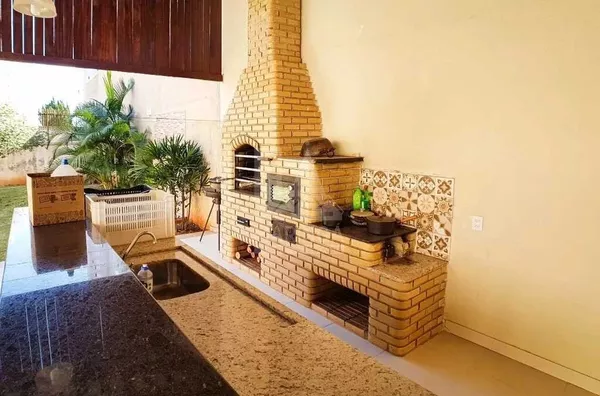 Sobrado amplo venda Maringá, 3 suítes, edícula com churrasqueira, terreno grande,  bem localizado Zona 08