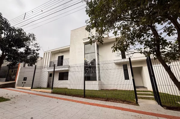 Sobrado de alto padrão de 4 quartos no Jardim Iguaçu em Maringá