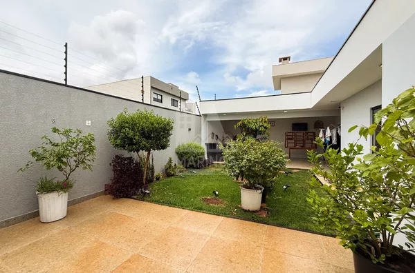 quintal da casa moderna em Maringá com 3 quartos (1 suíte), terreno inteiro no Jardim Munique