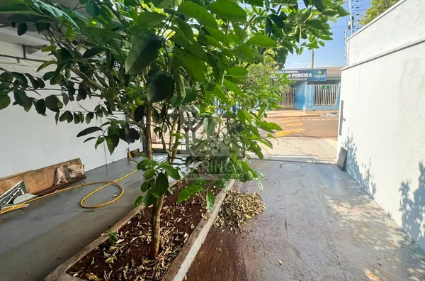 Quintal da casa de 2 suítes com energia solar no Pq Alvamar em Sarandi