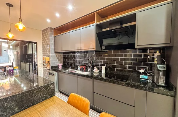 Armários da casa semi mobiliada com 3 quartos na região do Cidade Alta em Maringá