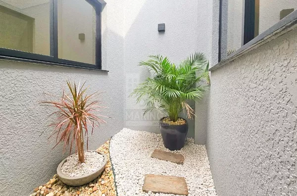 Jardim da casa com 3 suítes e piscina no Jd. Munique