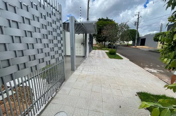 Casa para venda Maringá, 3 quartos, 1 suíte, corredor lateral, área gourmet com churrasqueira, 2 vagas, Jardim Oriental