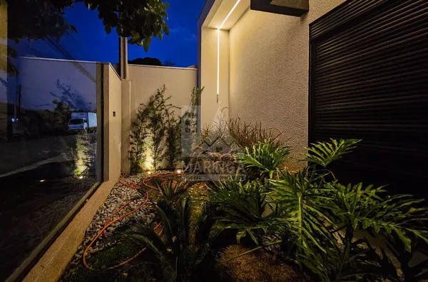 Casa moderna de 3 suítes e piscina no Pq. Avenida