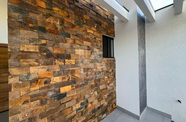 detalhe da facha em pedra ferro