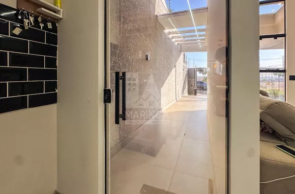 Acesso lateral da casa semi mobiliada com 3 quartos na região do Cidade Alta em Maringá