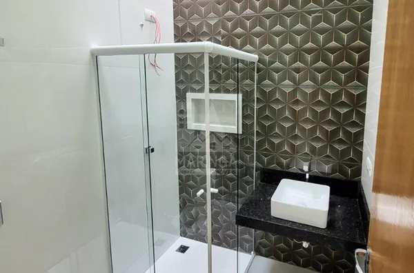 Banheiro da casa nova com 3 quartos (1 suíte) no Jardim Oásis