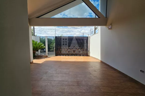 Casa SEMI MOBILIADA com energia solar a venda, 2 quartos sendo 1 suíte, Jardim Tropical, Maringá PR