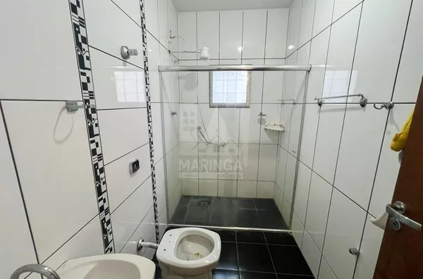 Banheiro da casa de 2 suítes com energia solar no Pq Alvamar em Sarandi