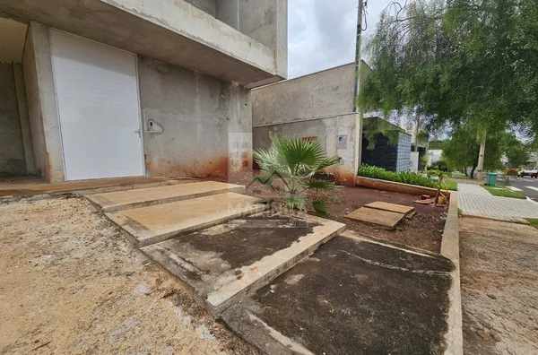 Sobrado a venda condomínio Green Park, 3 suítes e piscina, Permuta Maringá PR