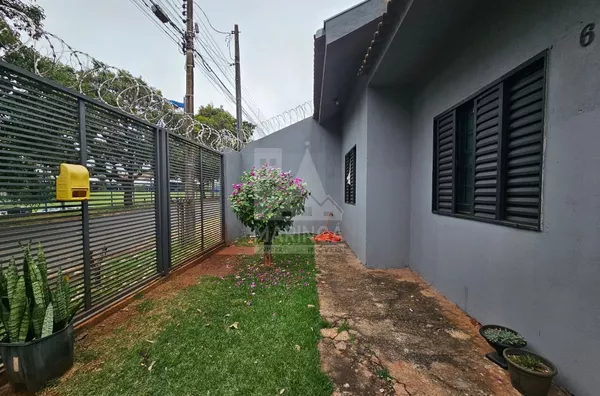 Casa com AMPLO QUINTAL a venda, 4 quartos sendo 1 suíte, Jardim Ipanema, Maringá PR
