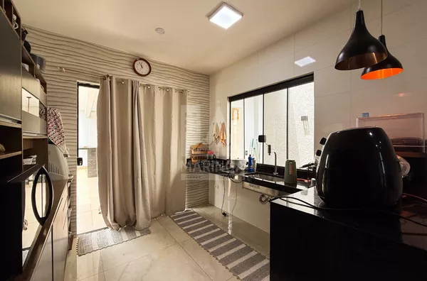 cozinha da casa moderna em Maringá com 3 quartos (1 suíte), terreno inteiro no Jardim Munique