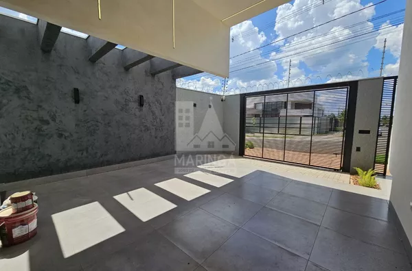 Casa venda Maringá, 3 quartos, suíte, closet, piscina, corredor lateral, churrasqueira, garagem ampla, no Jardim Munique