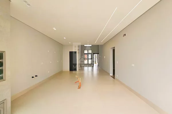 Interna da casa com 3 suítes e piscina no Jd. Munique