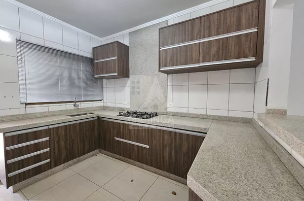 Casa venda Maringá 3 quartos, mobiliada, Gourmet com churrasqueira, aceita financiamento, Jd. Madrid