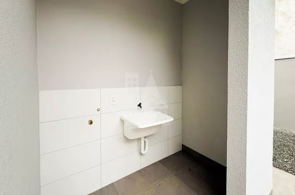 Casa nova 3 quartos (1 suíte) no Conjunto Requião em Maringá