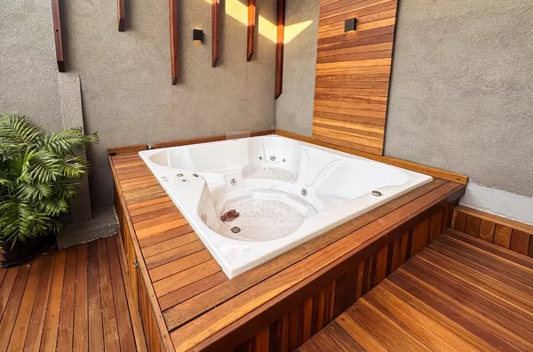 Banheira hidromassagem da casa semi mobiliada com 3 quartos na região do Cidade Alta em Maringá