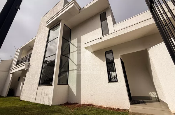 Sobrado de alto padrão de 4 quartos no Jardim Iguaçu em Maringá