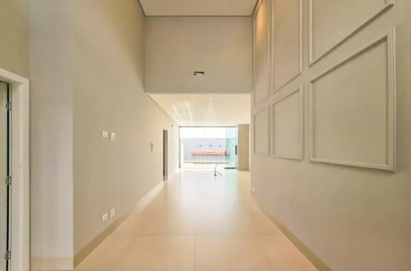 Casa à venda com 3 suítes e piscina no Jd. Munique - Maringá