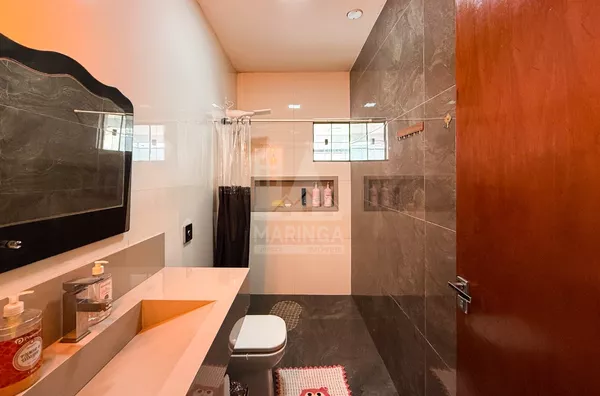 banheiro da casa moderna em Maringá com 3 quartos (1 suíte), terreno inteiro no Jardim Munique