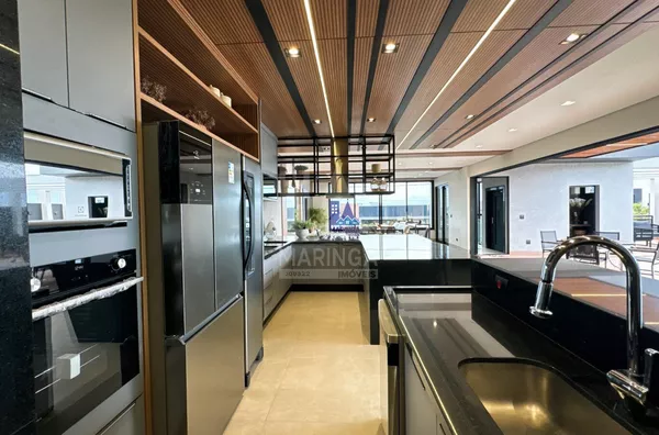 Sobrado à venda no Porto Rico Resort Residence, 4 suítes, com elevador e garagem fechada.