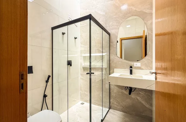 Banheiro da casa com 3 quartos (1 suíte) no Jardim Alvorada em Maringá